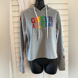 🏳️‍🌈 Hot Topic Women’s Gray ‘Queer All Year’ Copped Hoodie Tee Shirt Size XS
